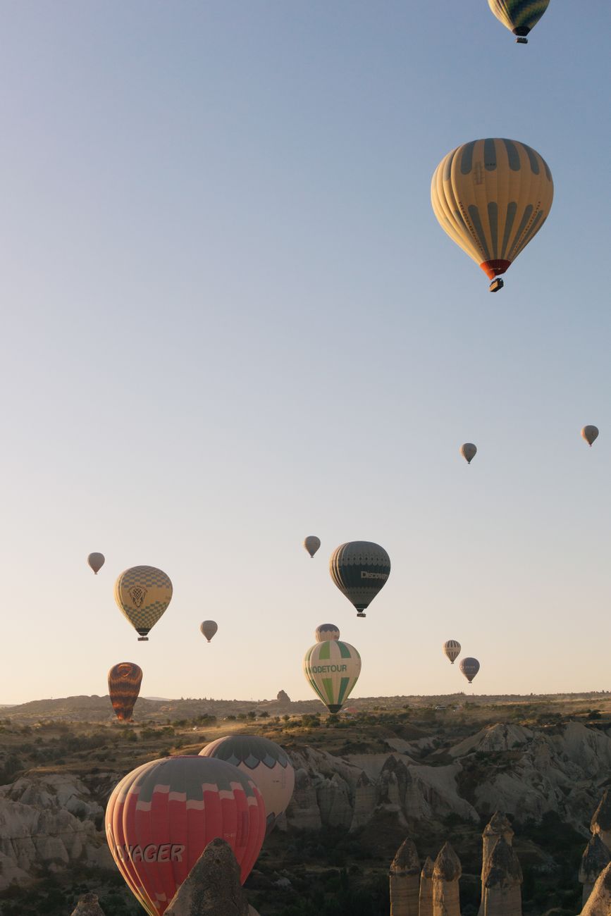 Kapadokya gün doğumu vadiler ve gökyüzünde balonlar